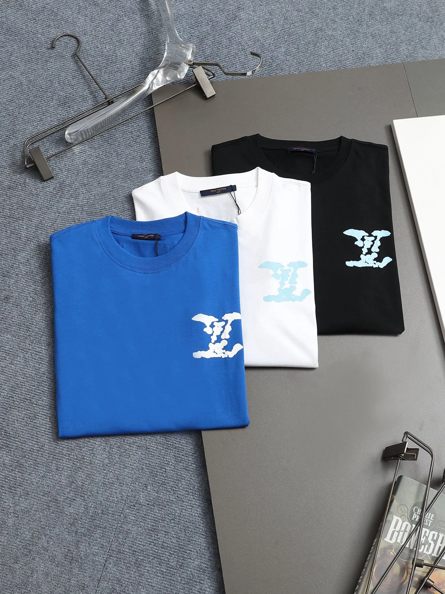 🅿️170 LouisVuitton/Louis Vuitton Foam printed T-shirt short sleeves High quality🔥High version Super iconic brand logo printing pattern The original printing is reproduced one to one, using imported puree and graffiti craftsmanship. The fabric is made of pure combed cotton. It is fresh and comfortable to match with sports shoes. Suitable for shopping and dating. When layered, it looks like a blogger. Low-key and tasteful. Original fabric 260g double yarn with high weight, 100% combed cotton, custom-woven and dyed with no color difference, no pressure in and out of the counter, through-shoulder strapping process, increased washing life of clothes, no deformation, high version digital printing process, no fading, bright colors, the same style as Internet celebrity stars, regardless of age, body shape or gender, super eye-catching, very fashionable ❤️❤️, very comfortable in hand, super texture, fashionable and individual, super versatile and good-looking, a must-have for everyone Better match for couples. Hang tag, collar label, washed wheat, all three labels are complete! ! Loose fit, same style for men and women Color: black/white/color blue Size: XS S M L